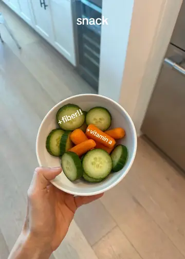 Original snack: a small bowl of cucumber and carrots