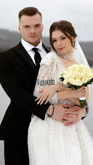 Original slide 4: wedding photo with a bouquet in the snow, text I got it